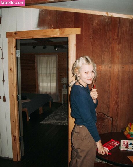 Emma Proulx star sexy image