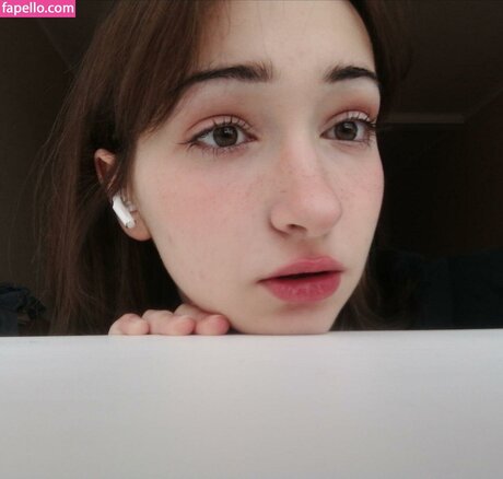 Polly Bee exclusive model pictures