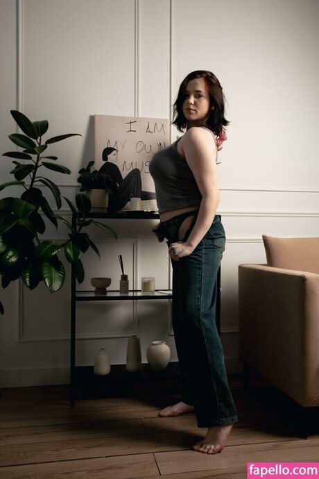 ThuBoppre model erotic photos