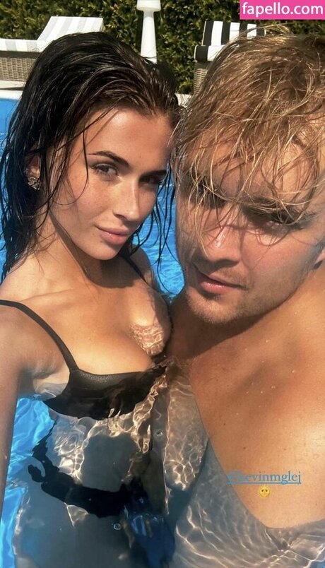 Roxie W giel pornstar sexy pictures