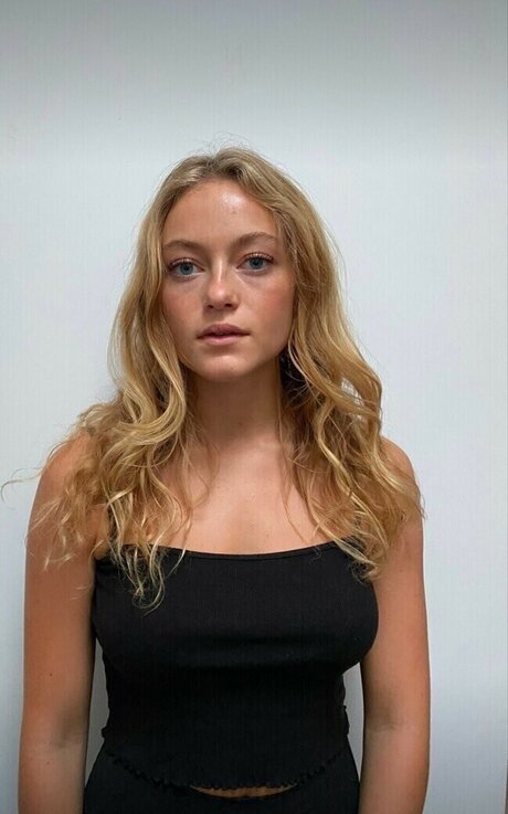 Amelia Larsen star erotic photo