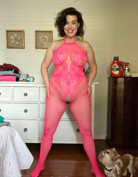 lipstickandlinernotes adult model pic