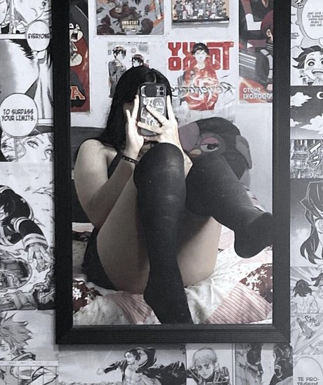 valeriaiscrying free actress img