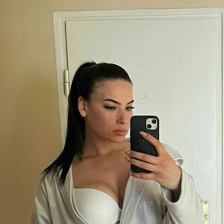 Szevelin Evelin szakali nudes star pic