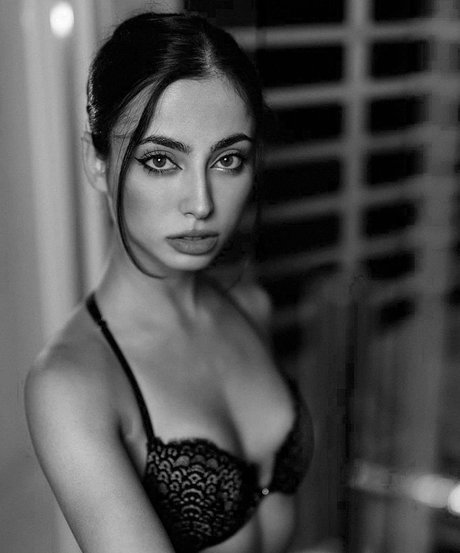 Lucrelisa naked pornstar photos