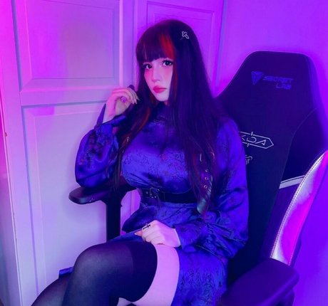 Shini Waifu art actress photo