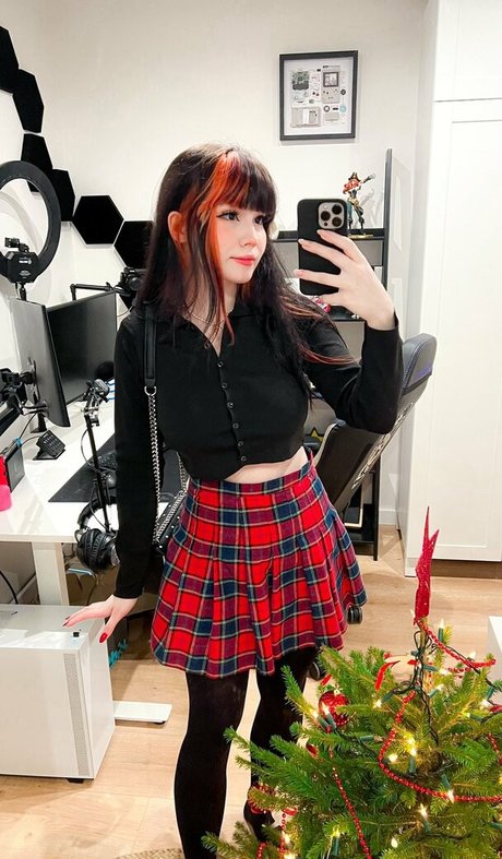 Shini Waifu exclusive actress pics