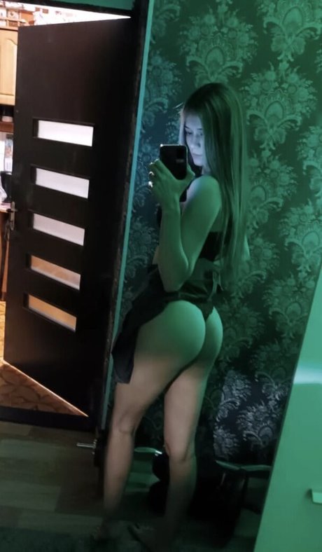 Sexy queen 69 erotic model picture