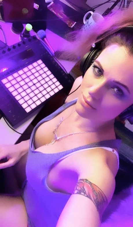 scxrlet64 model nude photo