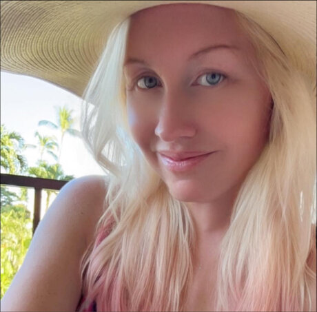 LilMissLucky nude model pictures