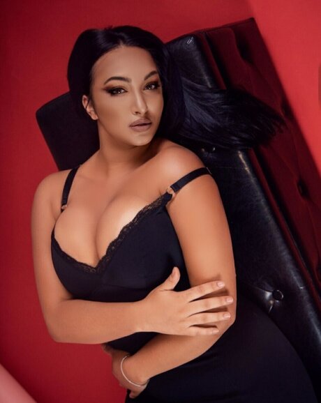 Bella Vita sexy actress pic