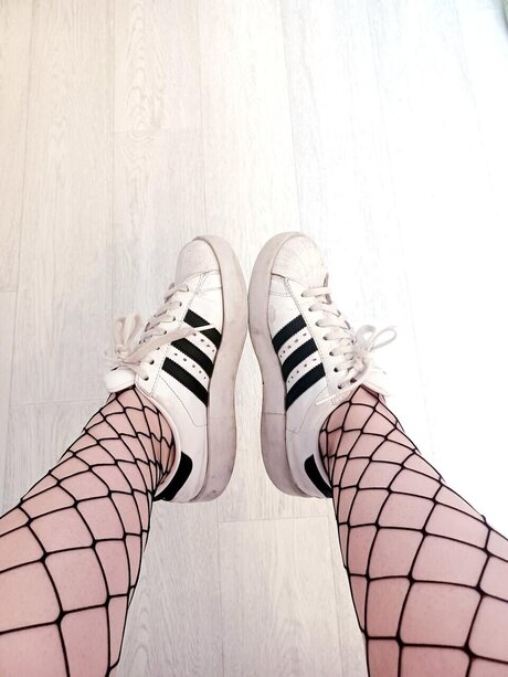 Lovely Feet nude model pic