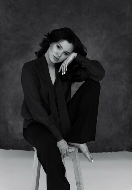 leyla of angel model nude pics