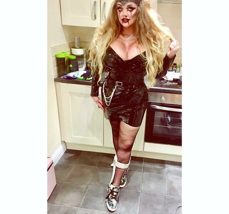 social media influencer onlyfans naked images