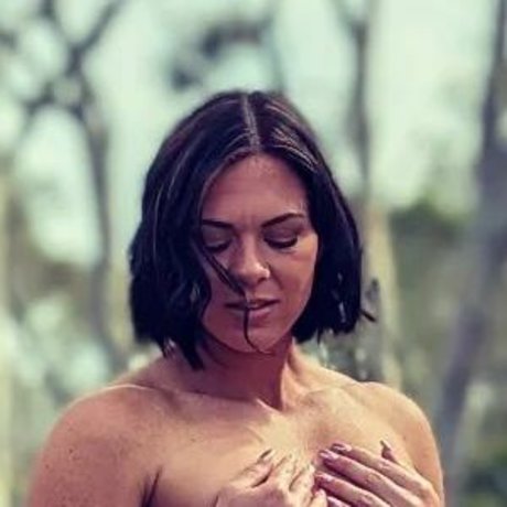 brunette petite onlyfans hd photo