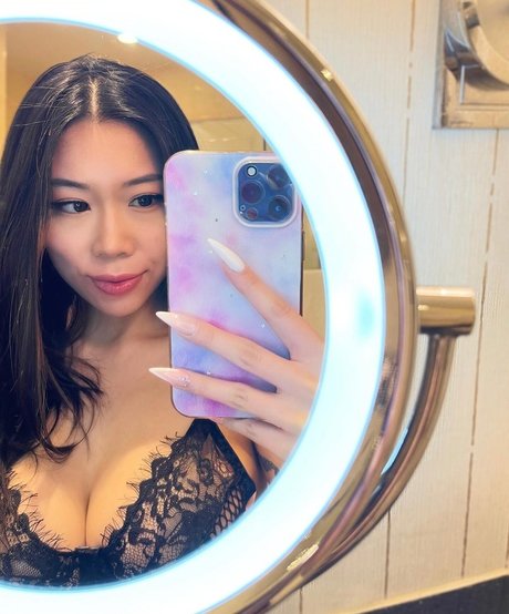 Awkie sexy model pic