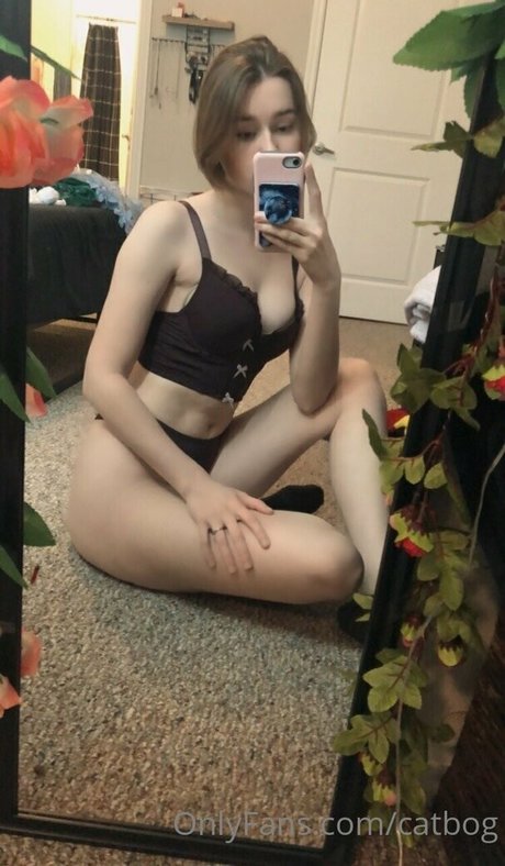 catbog naked actress picture