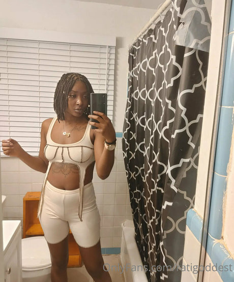 outdoor shower onlyfans pornos pics