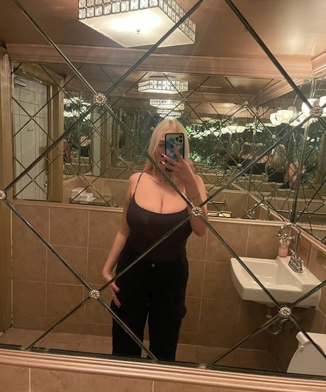 Holly Youpa nice actress pics