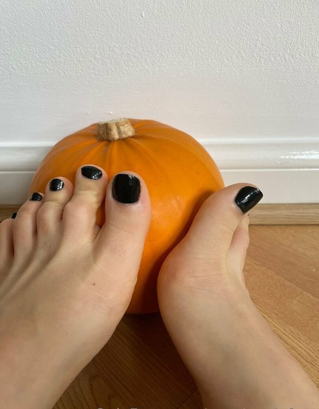 xoxolovelyfeet model porn archive