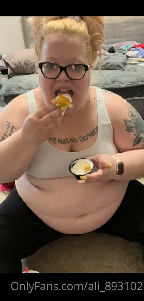 ali 893102 naked model picture