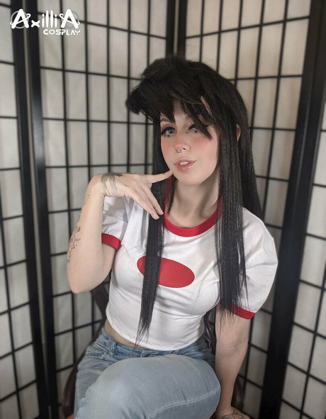 axillia top actress photos