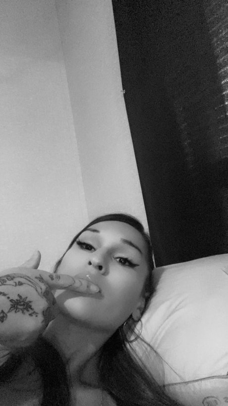 social media influencer onlyfans erotic pic