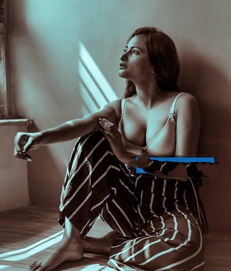 Desi NRI model high quality pics