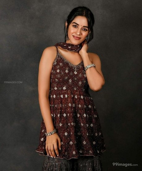 Mirnalini Ravi star beautiful picture