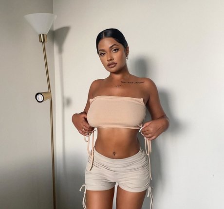 Ari Kumar model naked img