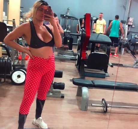 social media influencer onlyfans nude pics