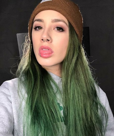 Shandude model nude pic