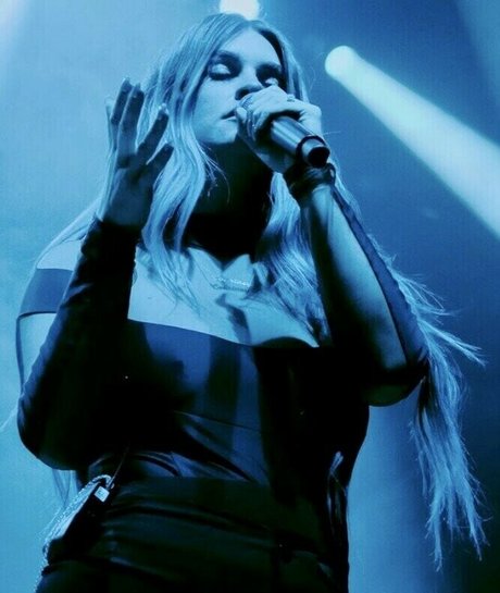 WomenMetal naked model picture