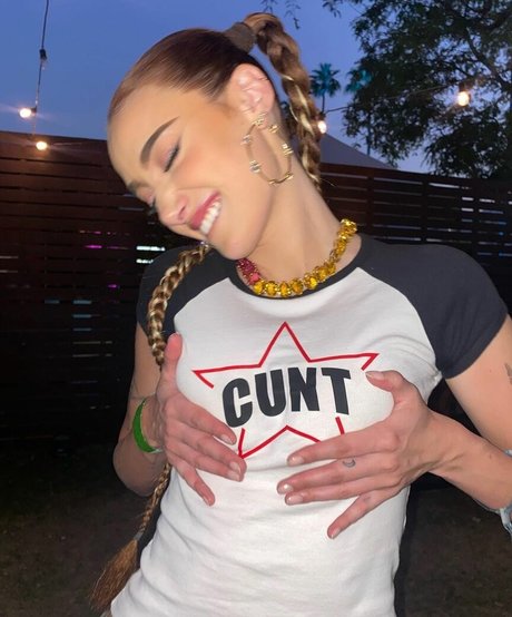 Olivia O Brien hd model pic