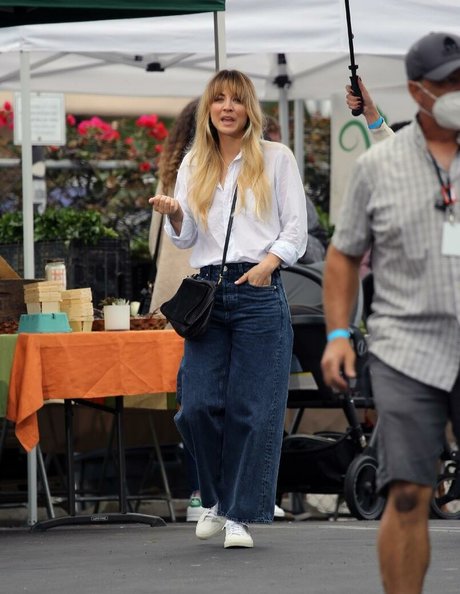 Kaley Cuoco model nice gallery