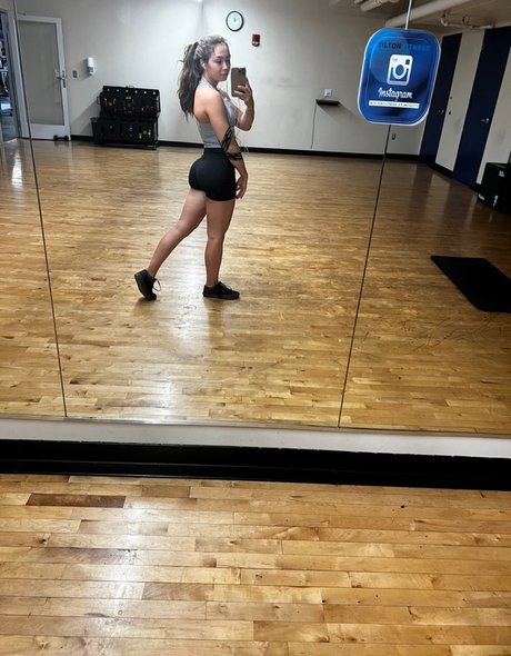 Skye Dolecki sexy actress pics