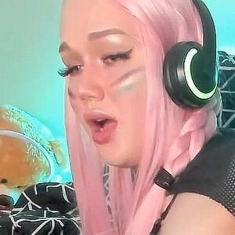 Blondelashes19 nice model picture