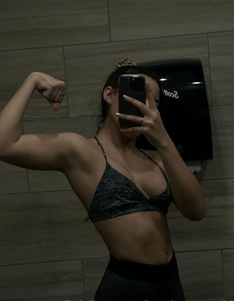 brookegoeswild hot model image