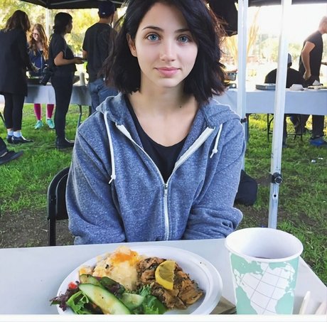 Emily Rudd sexy actress pictures