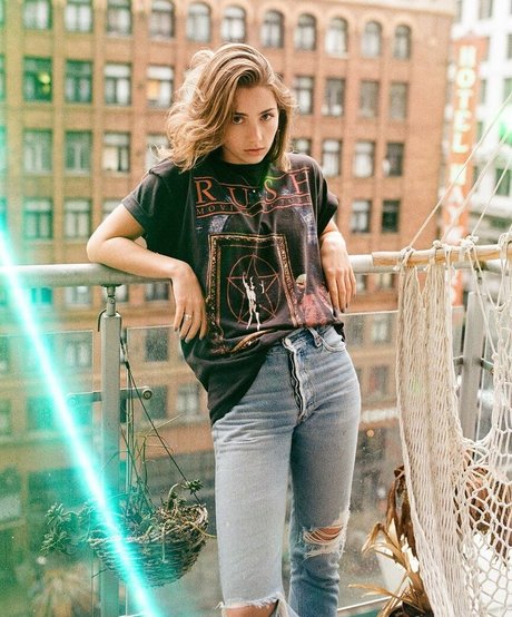 Emily Rudd nice pornstar pics