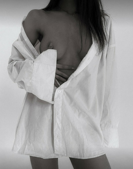 pretylittlething model naked image