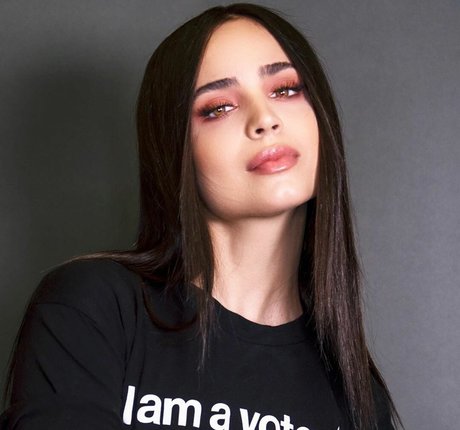Sofia Carson model art pics