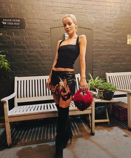 Lily Allen star top picture