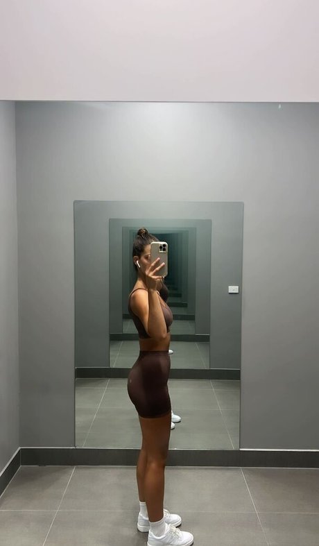 Develique model beautiful galleries