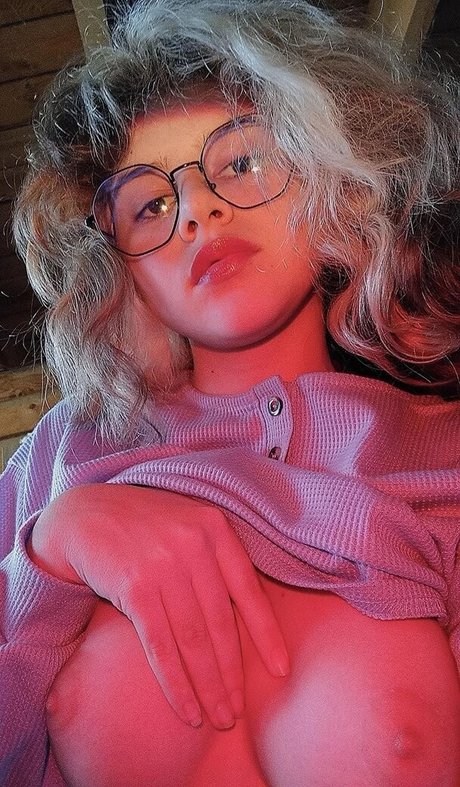 StrangeRabbit model beautiful pic