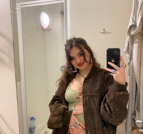 famous midget onlyfans sexy photos