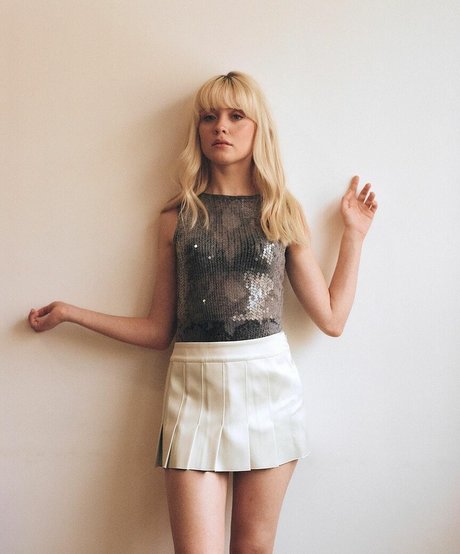 Maisie Peters naked actress img