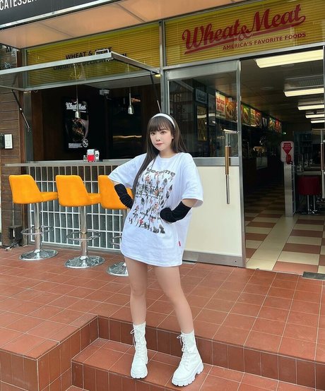 hottest young onlyfans top picture