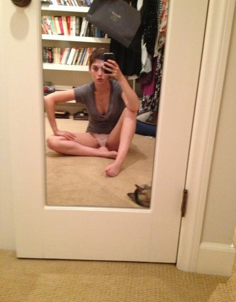 Lizzy Caplan free pornstar pics