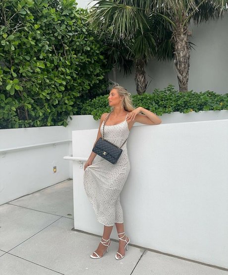 skinny brunette onlyfans hd photo